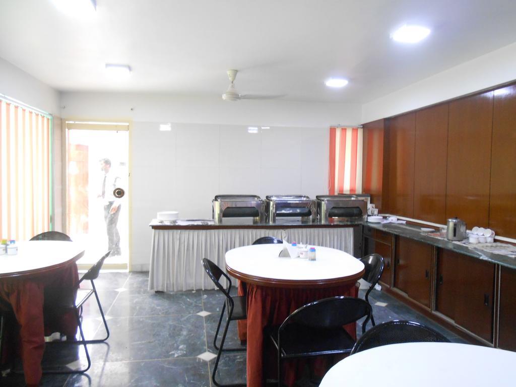 Hotel Akash Deep Calcutta Buitenkant foto